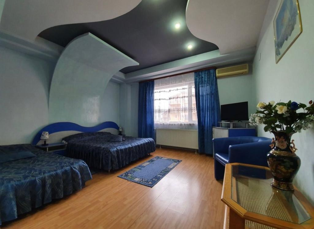 Detalii Mobilier Triplă